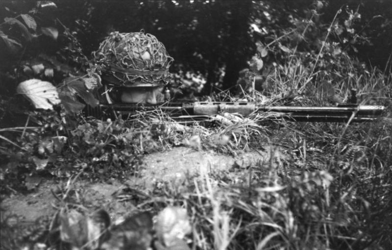 Bundesarchiv_Bild_101I-720-0344-09%2C_Frankreich%2C_Fallschirmj%C3%A4ger_mit_Fallschirmj%C3%A4gergewehr.jpg