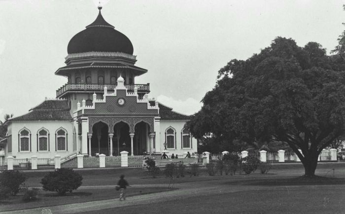 Masjid Raya Baiturrahman Kutaraja (Foto Dhr. Christoffel Hendrik) 