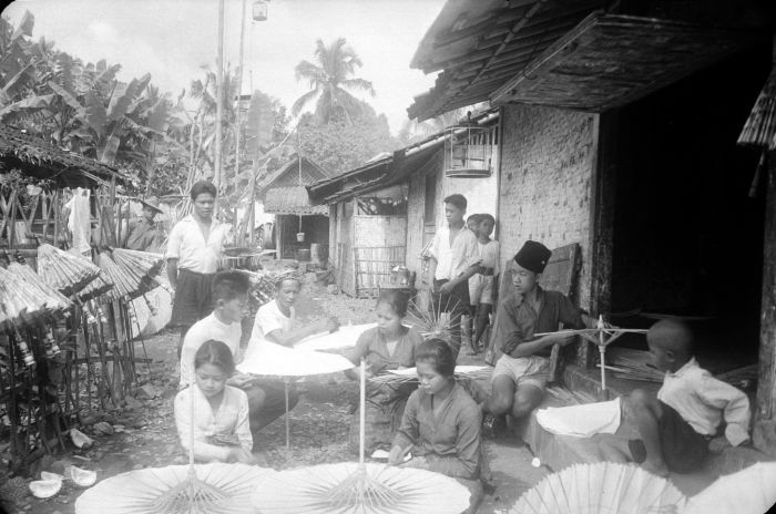 http://upload.wikimedia.org/wikipedia/commons/2/23/COLLECTIE_TROPENMUSEUM_Vervaardiging_van_parasols_in_Tasikmalaja_TMnr_10014544.jpg