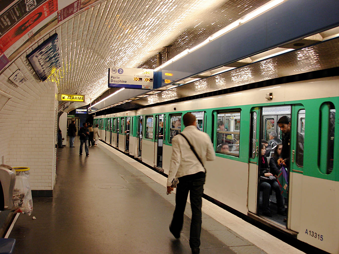 Metro_de_Paris_-_Ligne_2_-_Place_de_Clichy_03