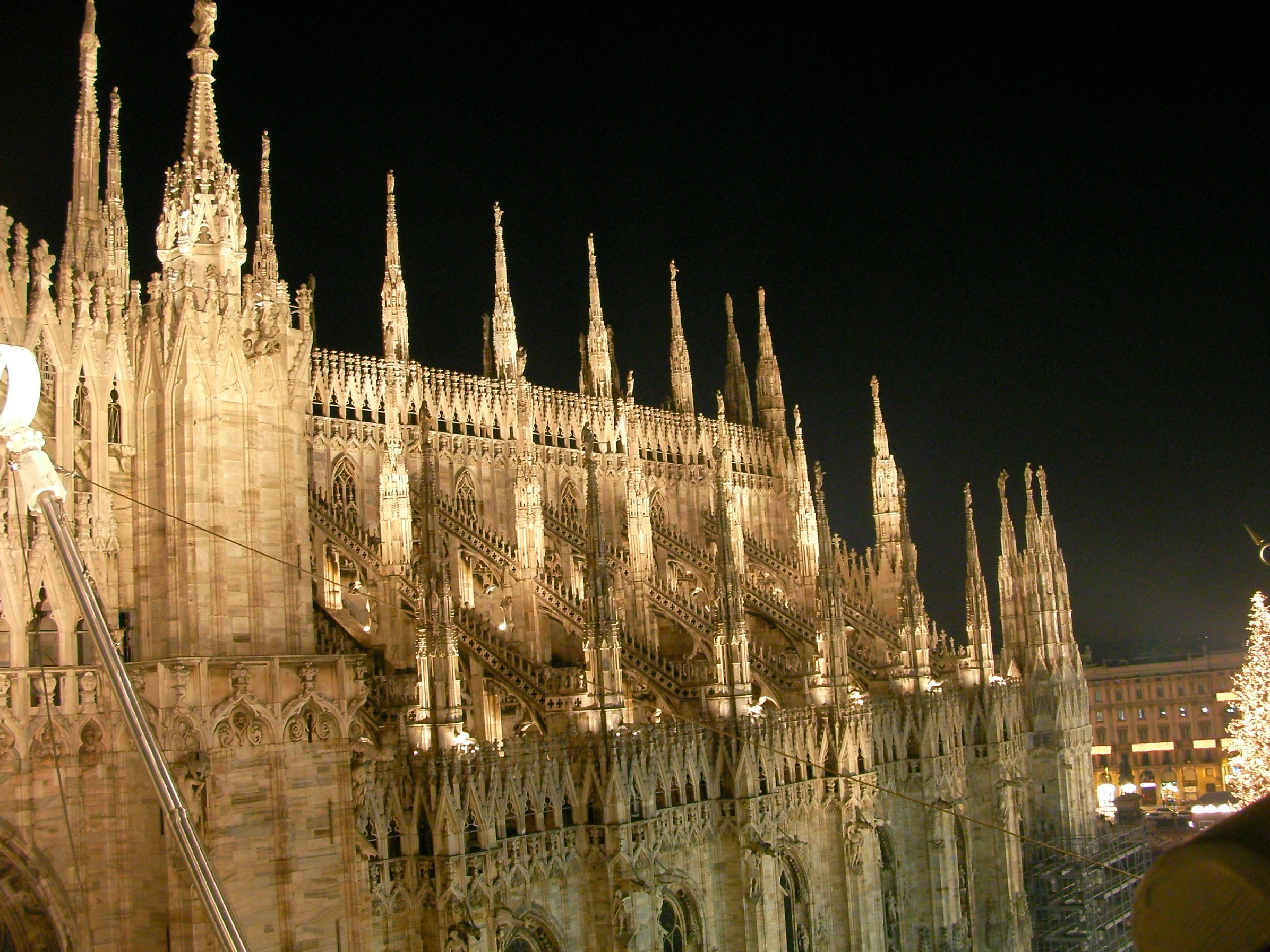 http://upload.wikimedia.org/wikipedia/commons/2/25/Duomo_Milano_guglie_di_notte.JPG