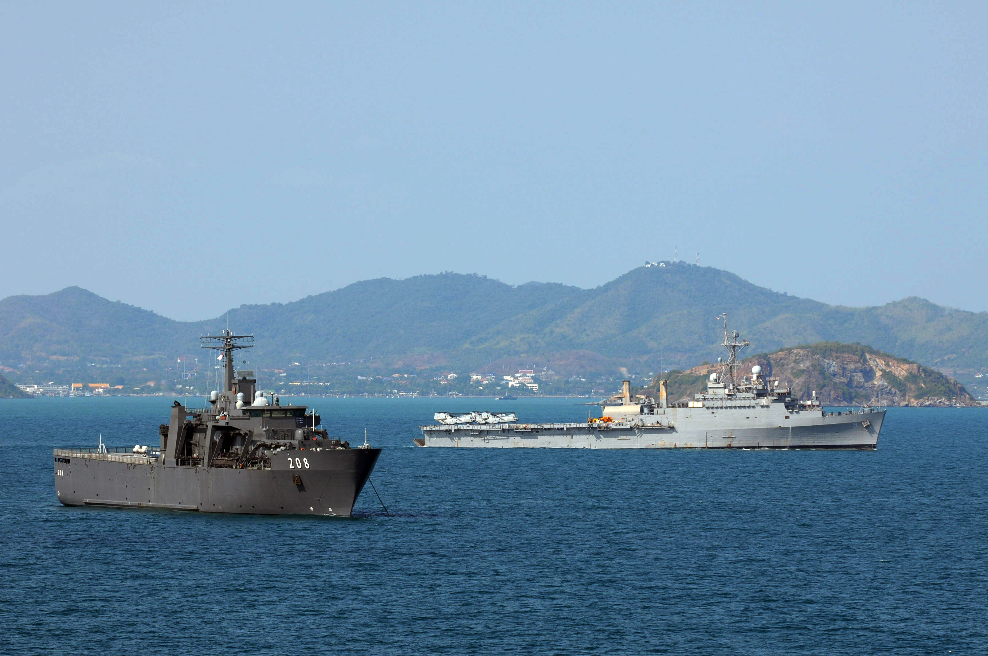 http://upload.wikimedia.org/wikipedia/commons/2/25/US_Navy_110220-N-6692A-058_The_amphibious_transport_dock_ship_USS_Denver_(LPD_9)_passes_along_side_the_Singapore_navy_endurance-class_amphibious_tr.jpg