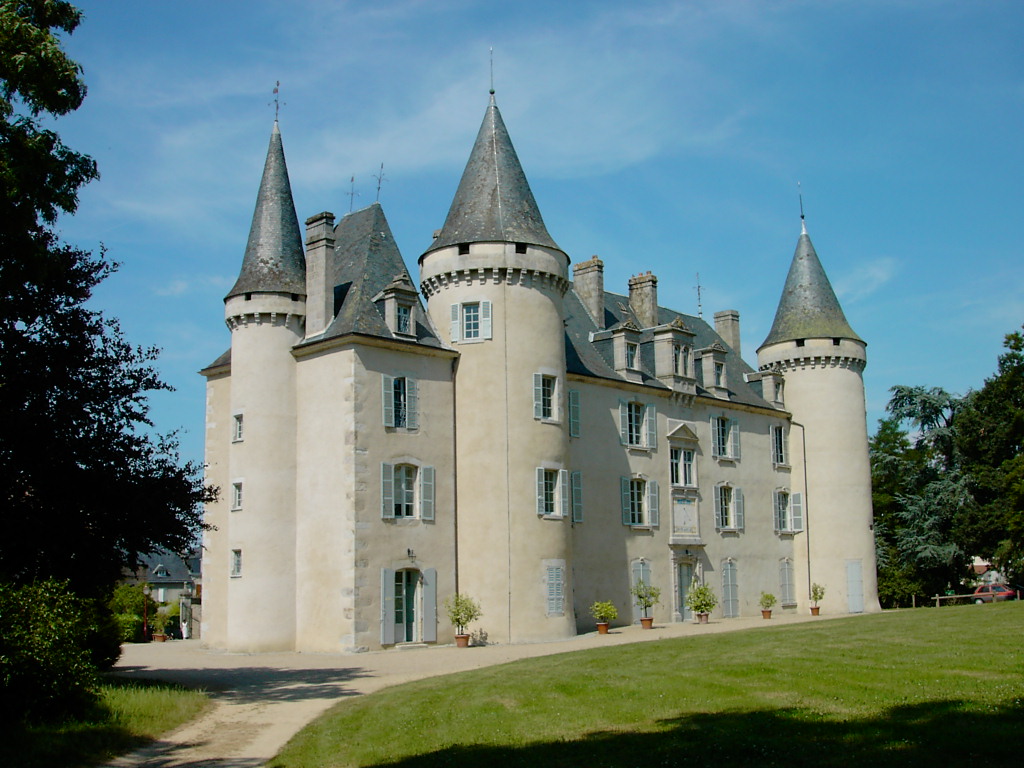 http://upload.wikimedia.org/wikipedia/commons/2/26/Chateau_nexon_cote_jardin.jpg