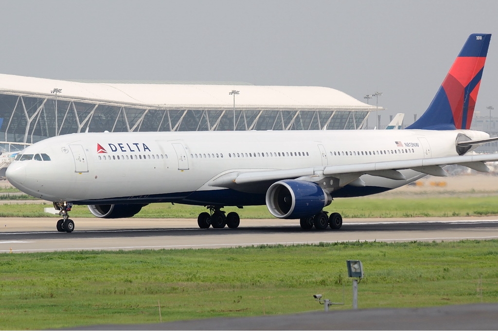 File:Delta Air Lines Airbus A330-300 Gu.jpg - Wikimedia Commons