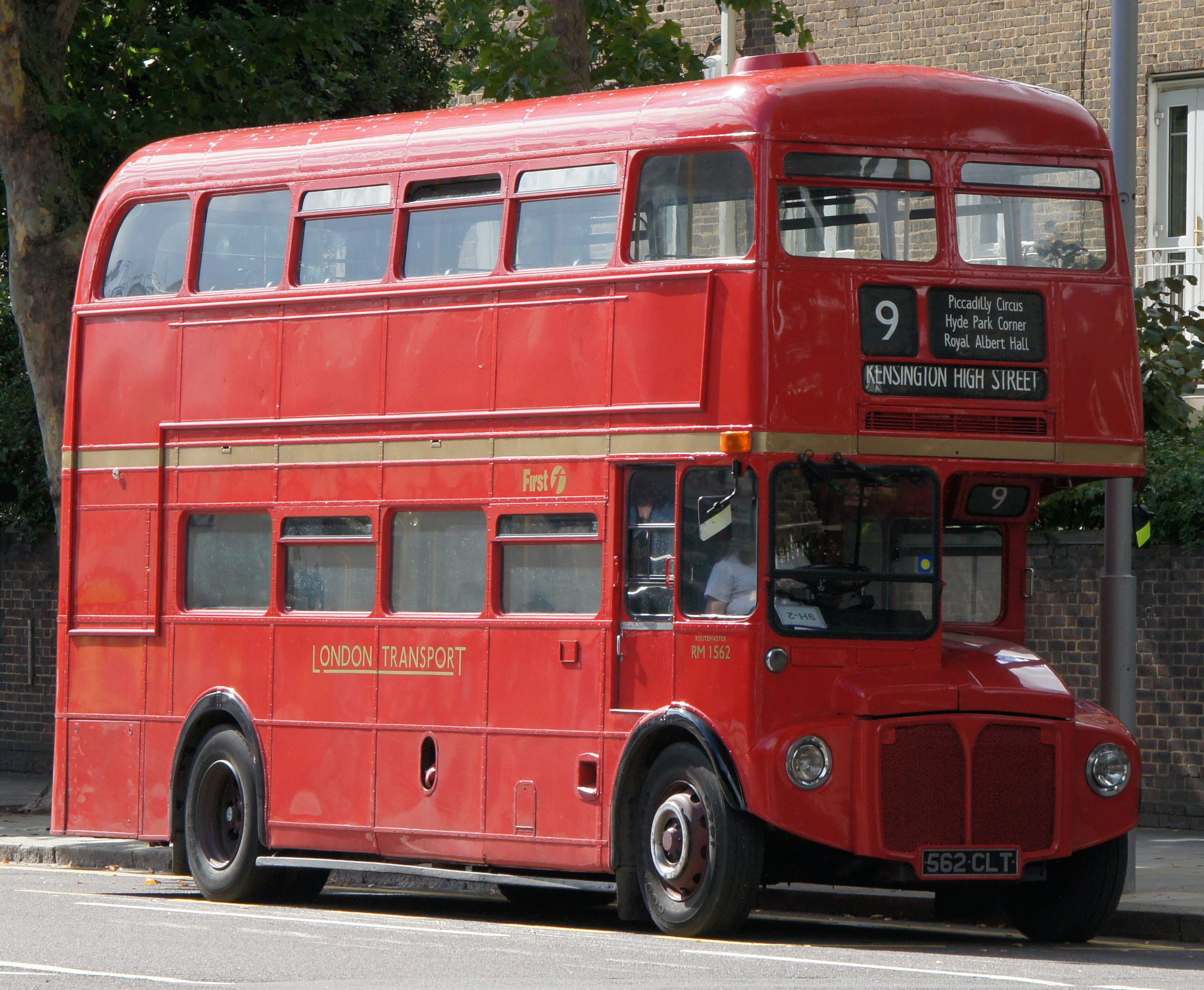 Аутобуси First_London_Routemaster_bus_RM1562_(562_CLT),_heritage_route_9,_Kensington_High_Street,_27_August_2011_(1)