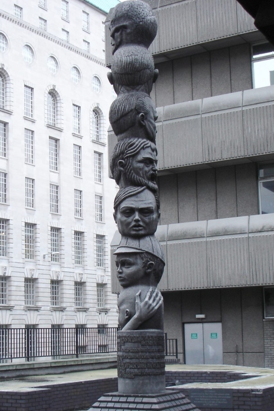 [Image: Sculpture_%27Seven_Ages_Of_Man%27-Queen_...London.jpg]