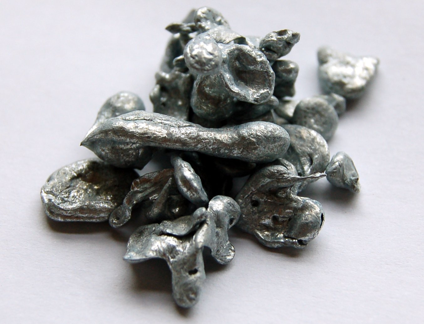 http://upload.wikimedia.org/wikipedia/commons/2/27/Zinc-sample.jpg