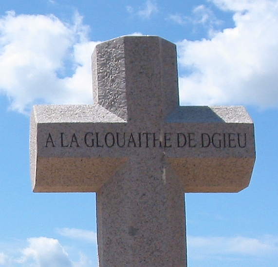 À la Glouaithe dé Dgieu Crouaix du millénaithe Saint Hélyi Jèrri