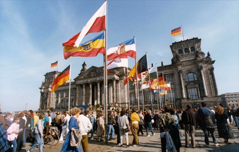 Datei:Bundesarchiv Bild 183-1990-1003-417, Berlin, Flaggen vor dem Reichstag.jpg