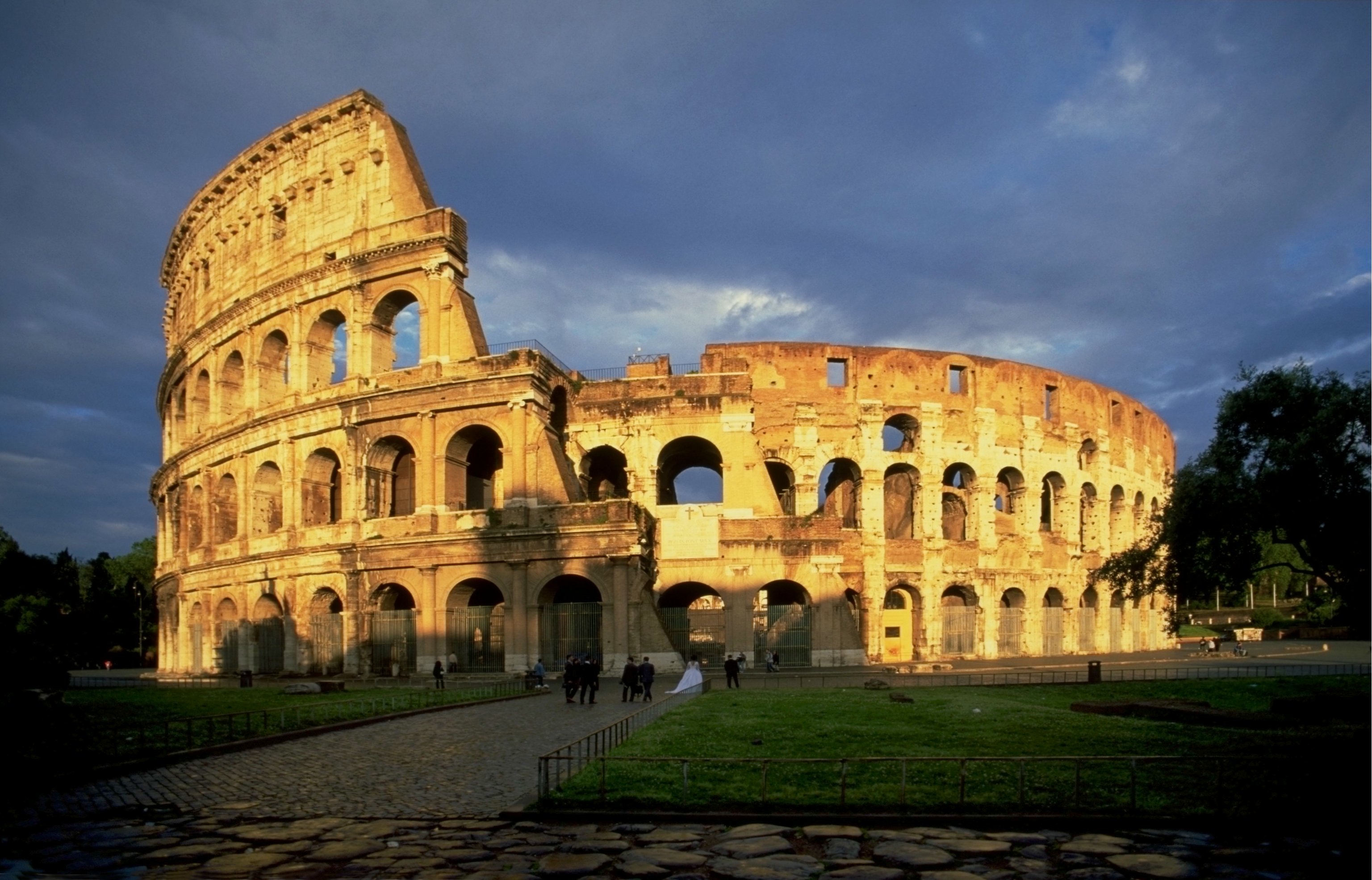 L'image « http://upload.wikimedia.org/wikipedia/commons/2/28/ColosseumAtEvening.jpg » ne peut être affichée, car elle contient des erreurs.