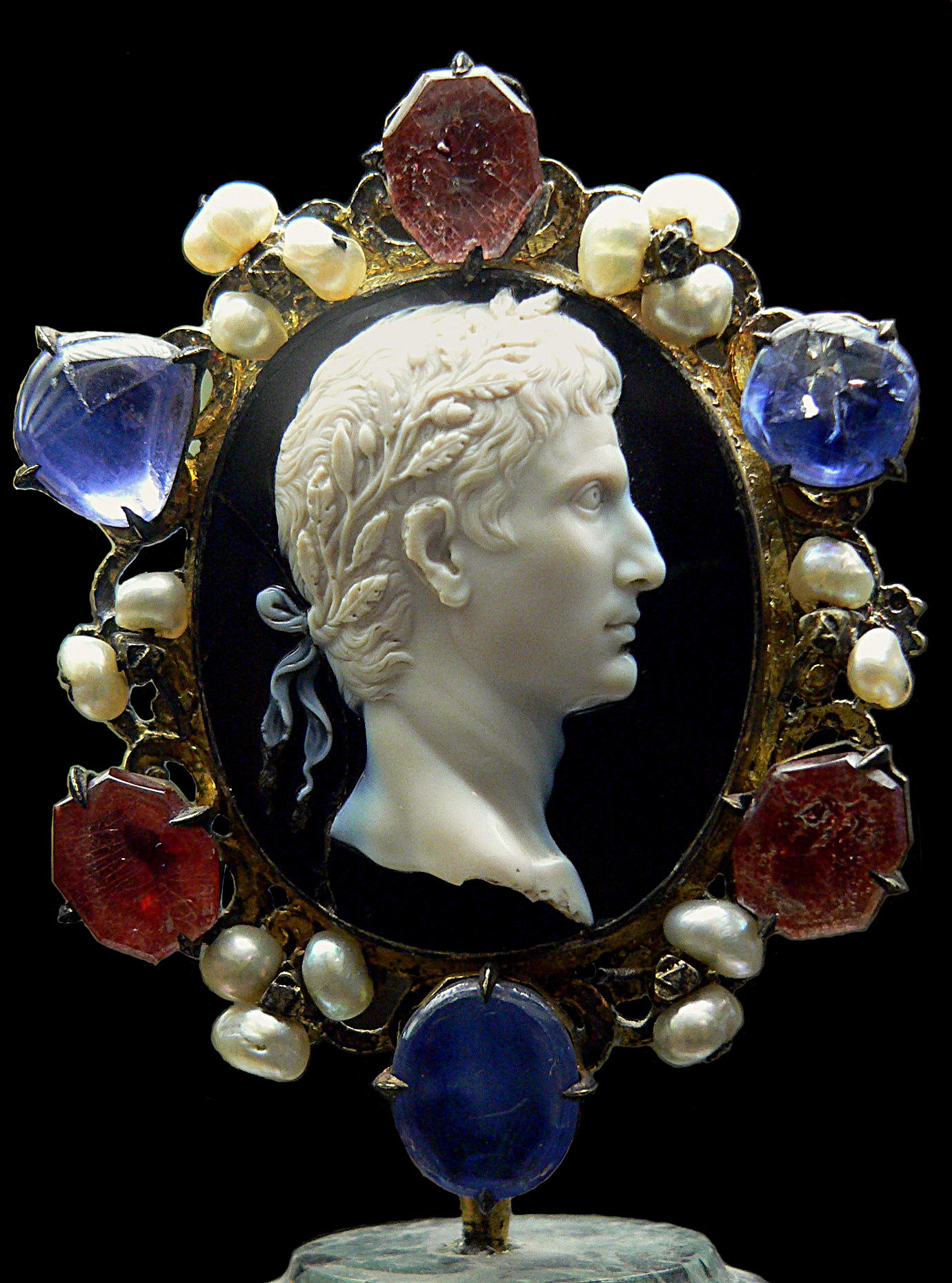 http://upload.wikimedia.org/wikipedia/commons/2/29/Cameo_Augustus_Cdm_Paris_Chab190.jpg