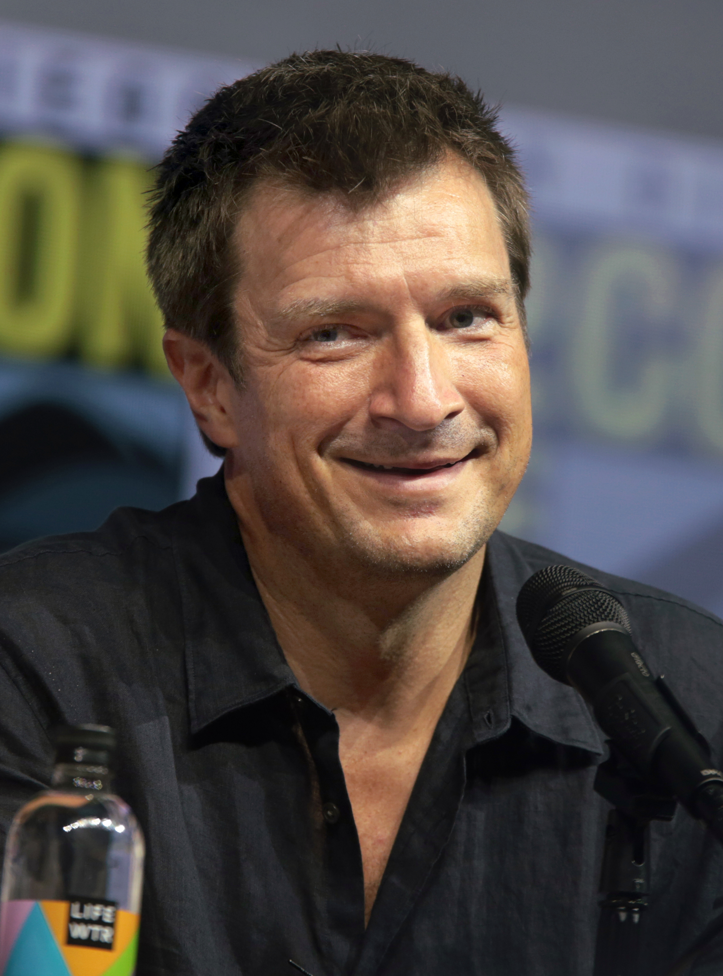 Den 53-år gammal 187 cm lång Nathan Fillion i 2024