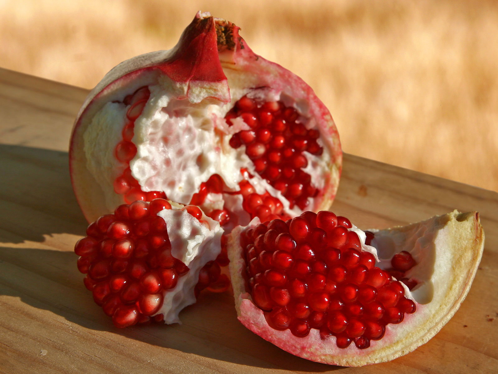 Pomegranate Fruits. Español: Una granada, frut...