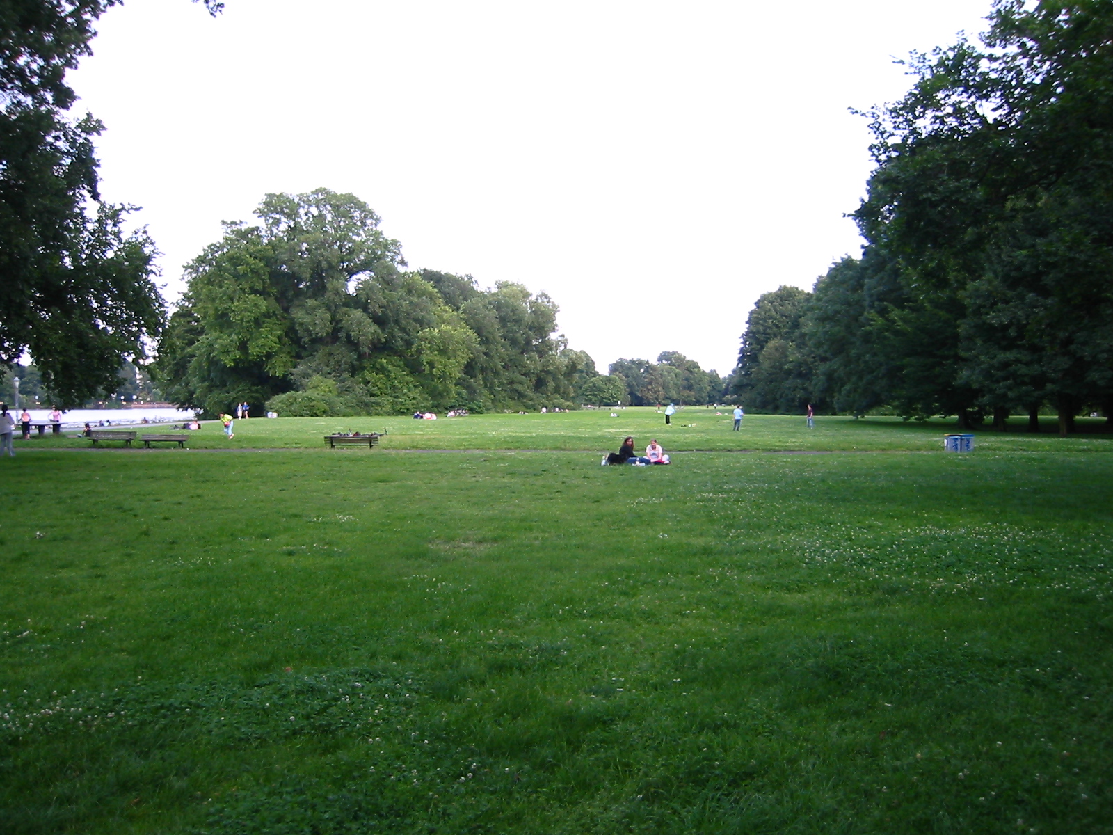 Berlin_Treptower_Park_-_Wiese.jpg