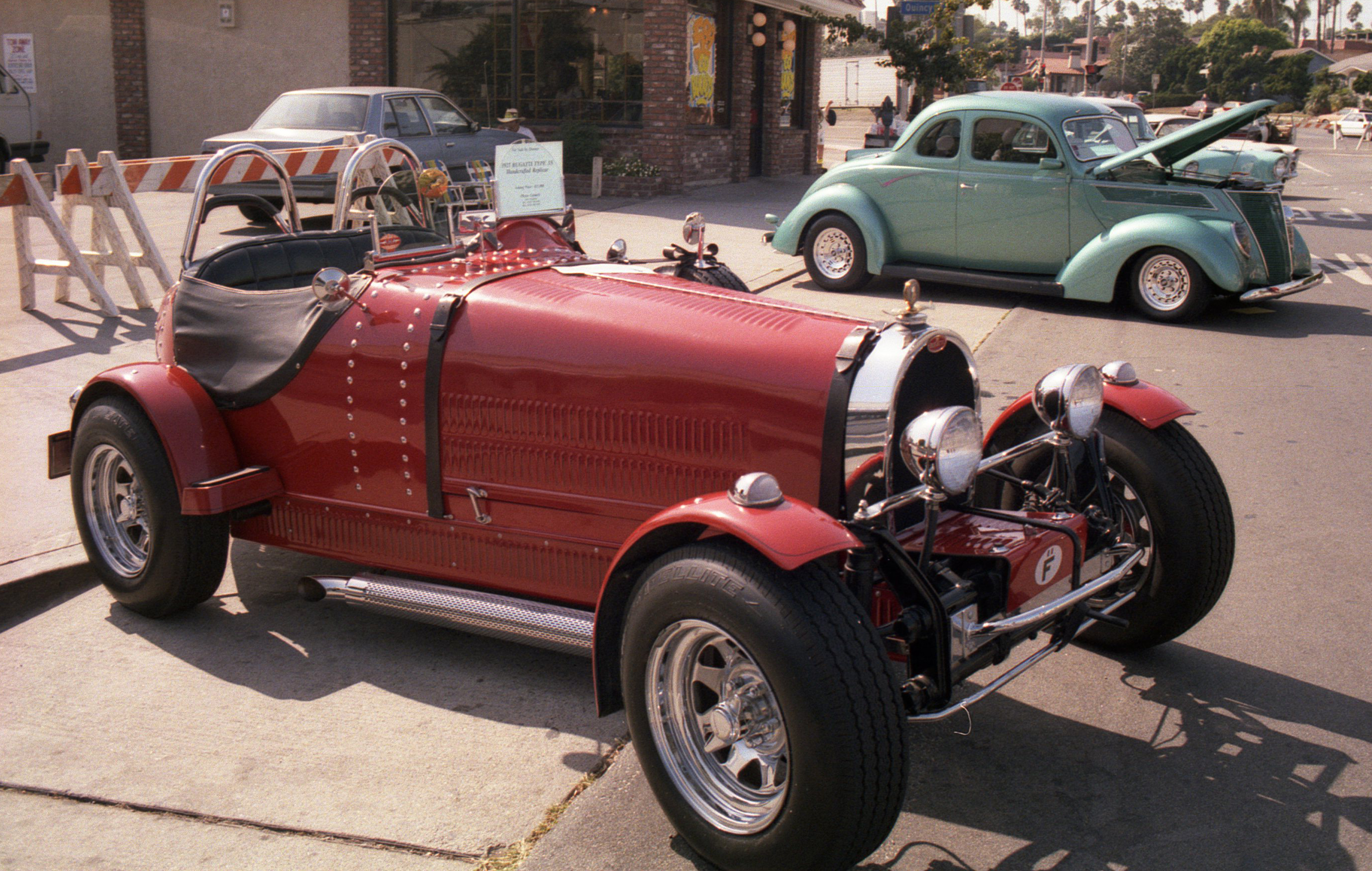 Description Long Beach custom car show 1991  Flickr  exfordy 5.jpg