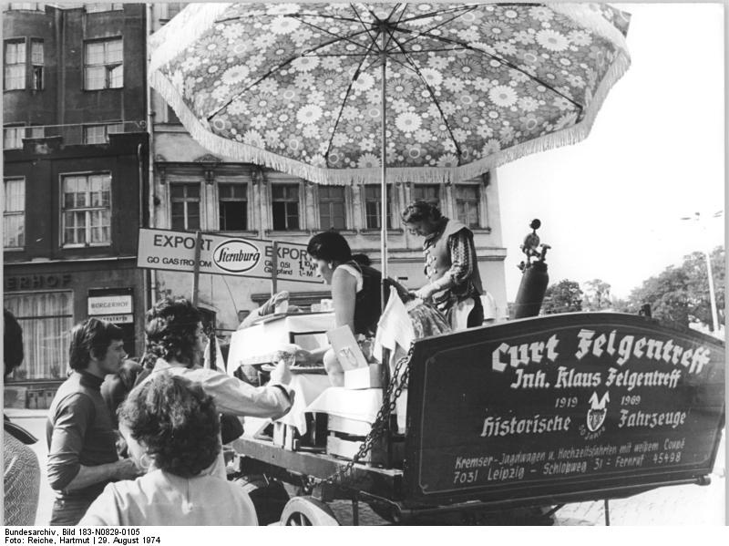 Bundesarchiv Bild 183-N0829-0105, Leipzig, Verkaufswagen, Bierwagen