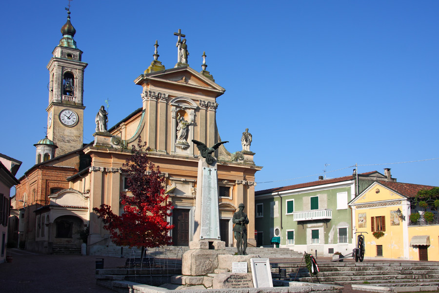 Il monumento ai Caduti e la chiesa