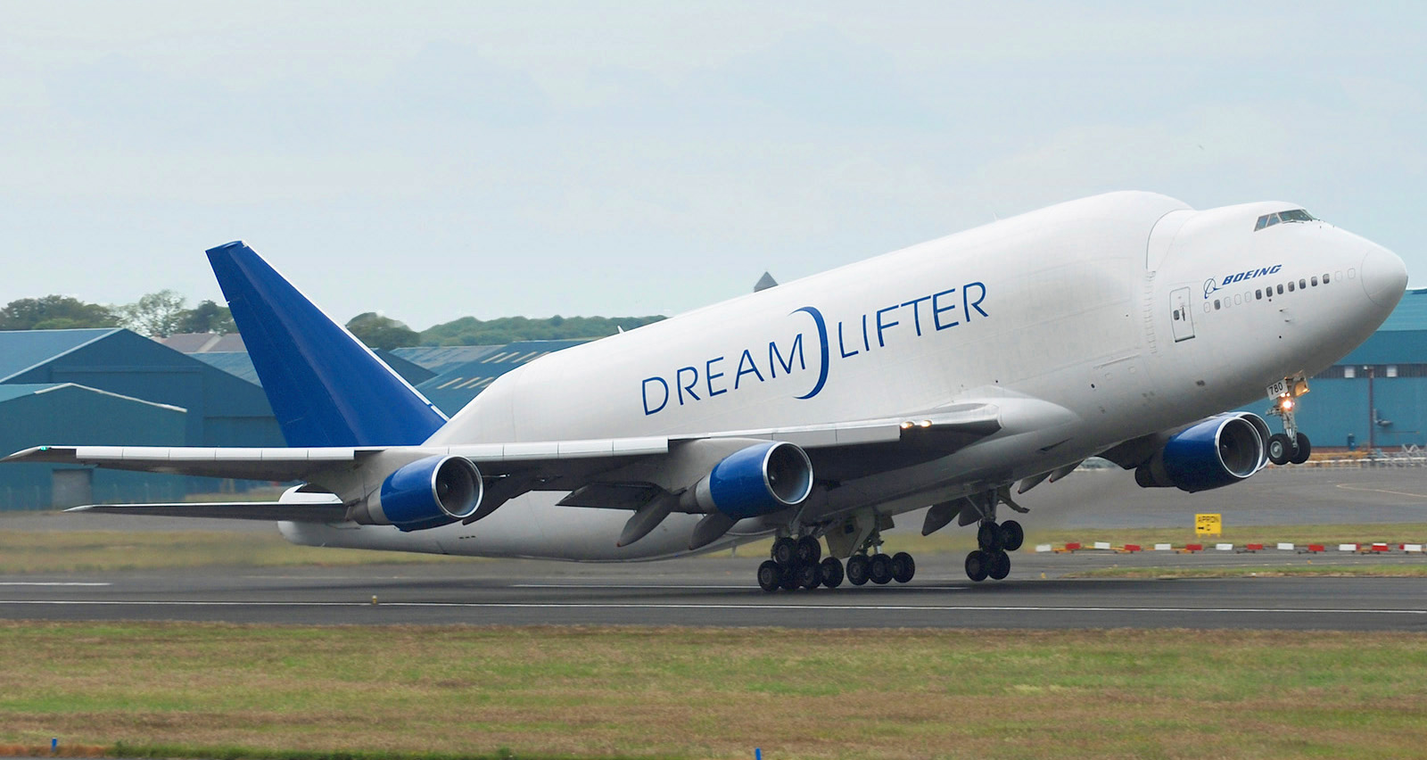 Boeing_747-400LCF_Dreamlifter.jpg