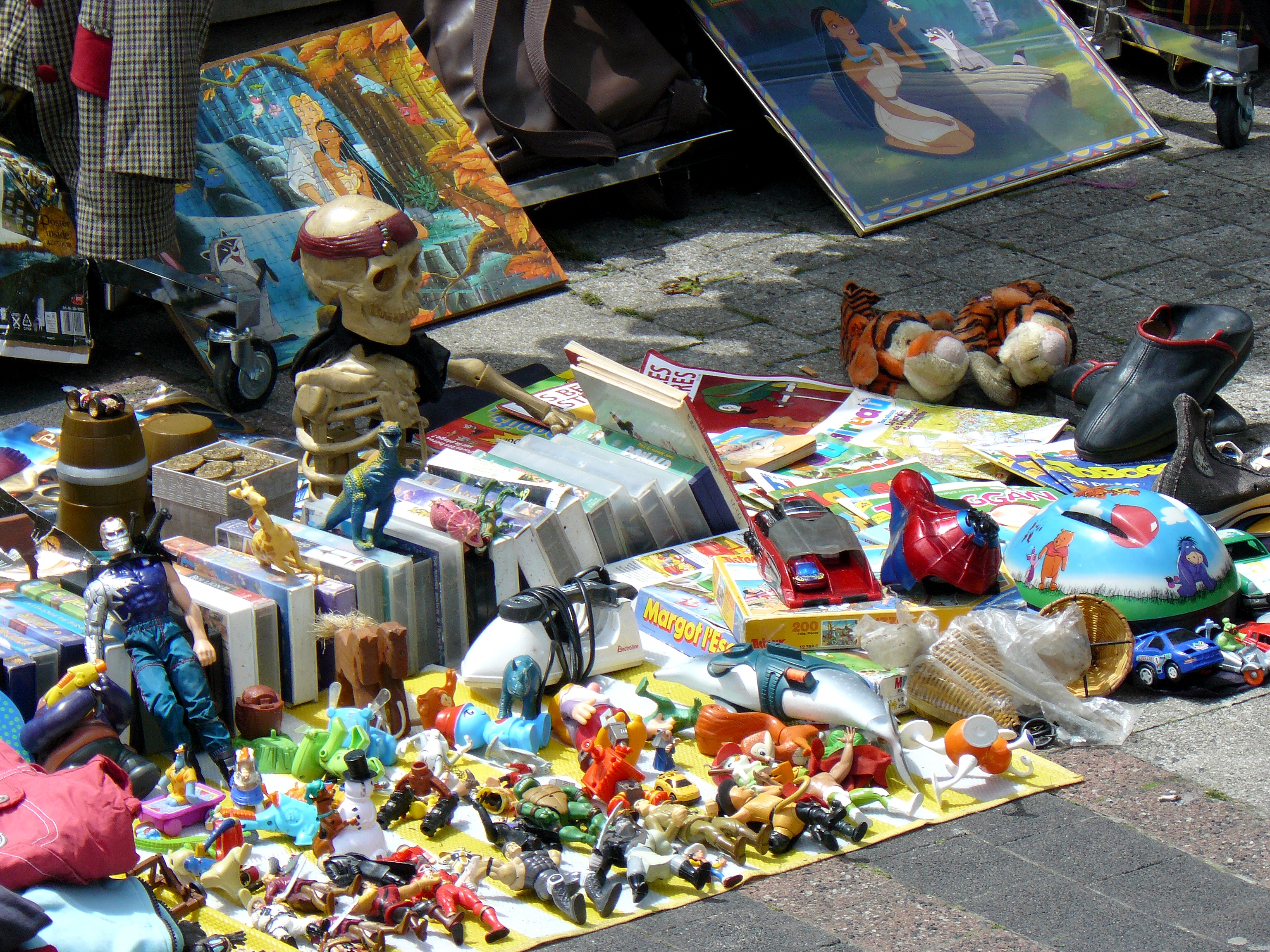 File:Etalage de vide-grenier Paris 11eme.jpg - Wikimedia Commons