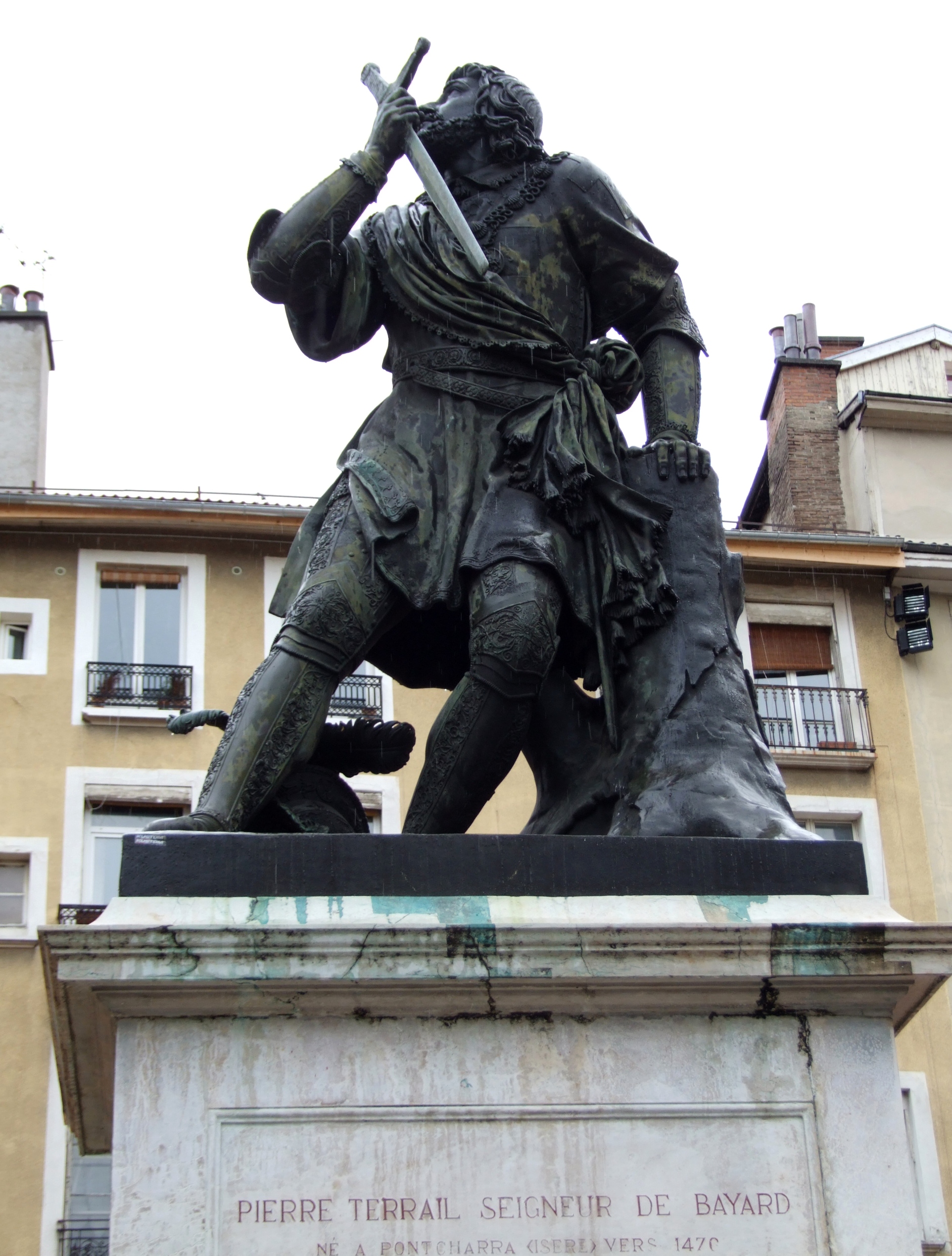 http://upload.wikimedia.org/wikipedia/commons/2/2c/Grenoble_-_Chevalier_Bayard.jpg