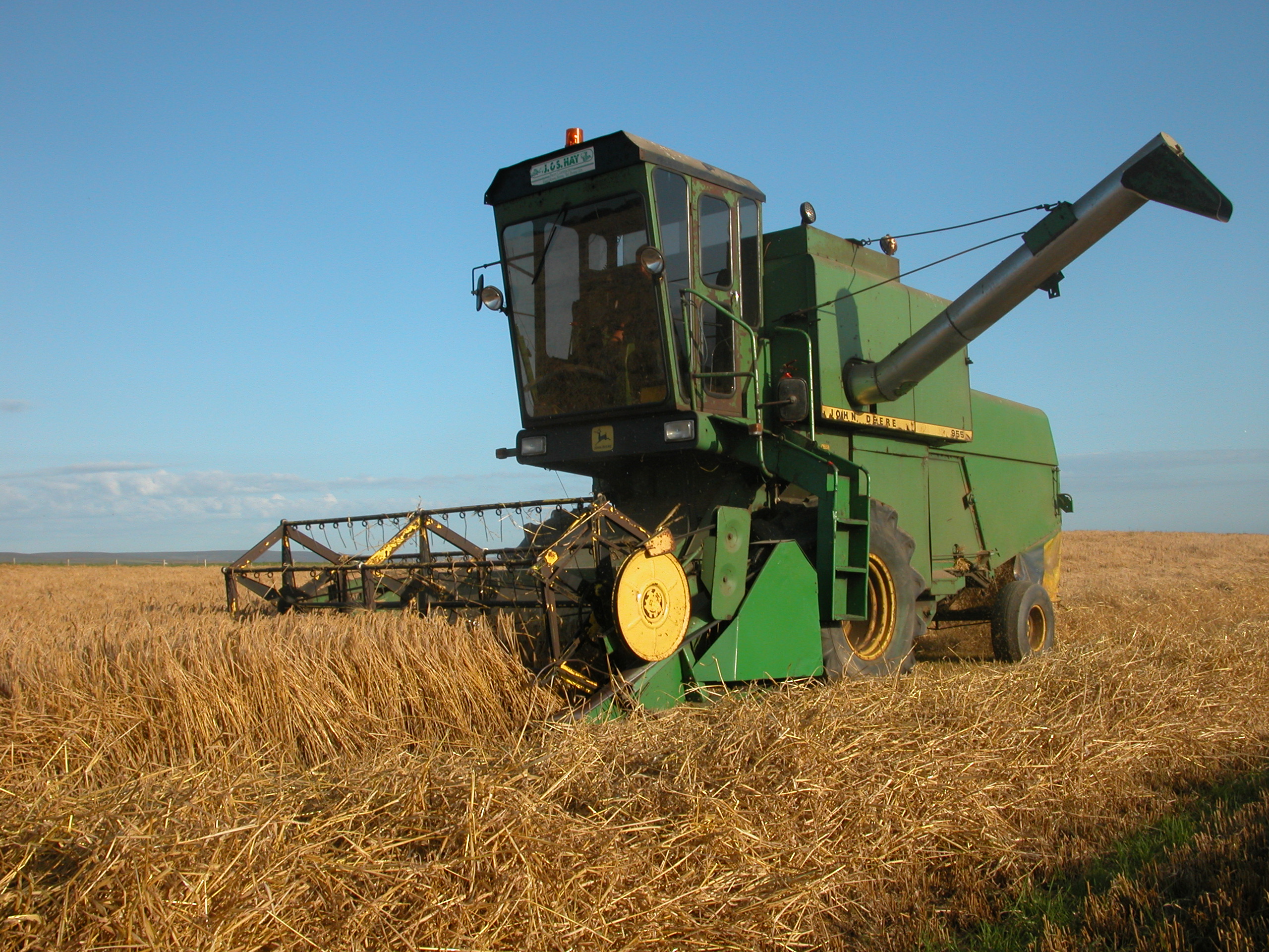 John_Deere_955_combine_harvester,_Orkney