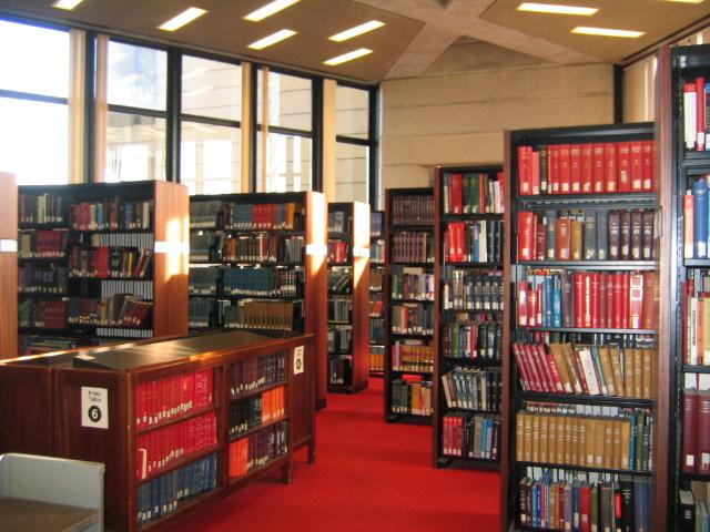 http://upload.wikimedia.org/wikipedia/commons/2/2c/Nm_toronto_university_of_toronto_library.jpg