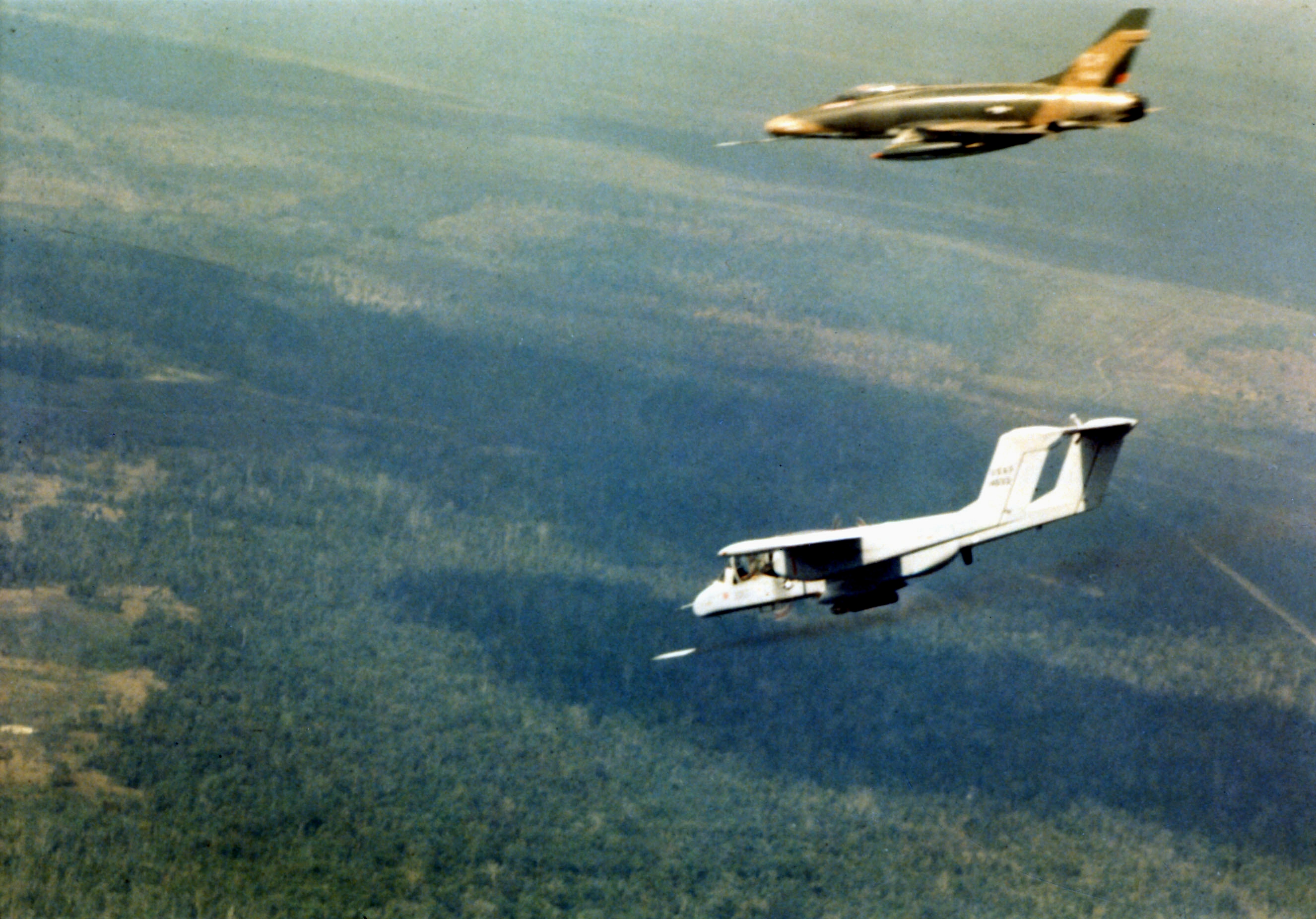 OV-10A_marking_target_for_F-100D_Vietnam