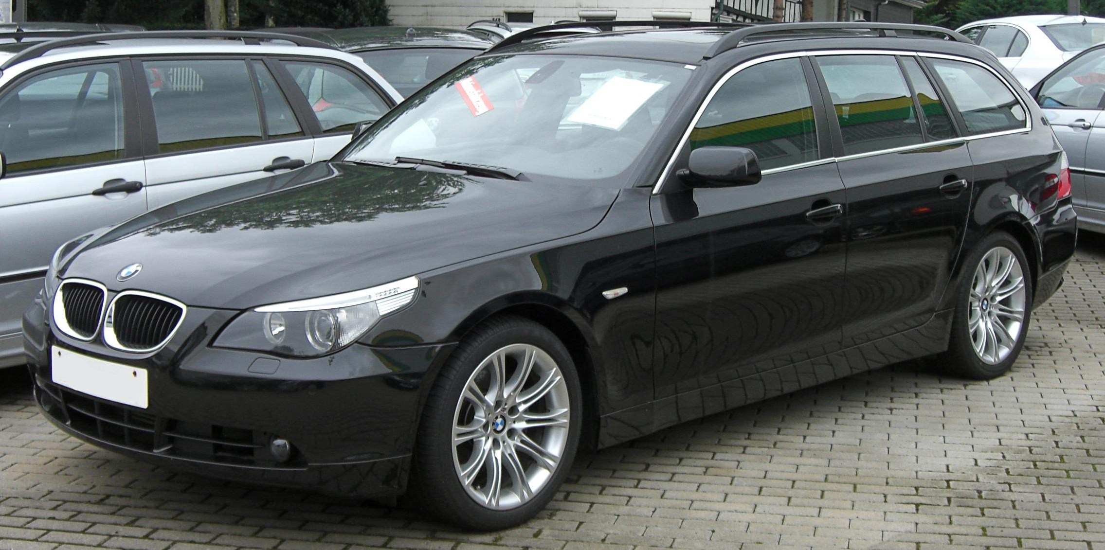 BMW_5er_Touring_(E61)_front.JPG