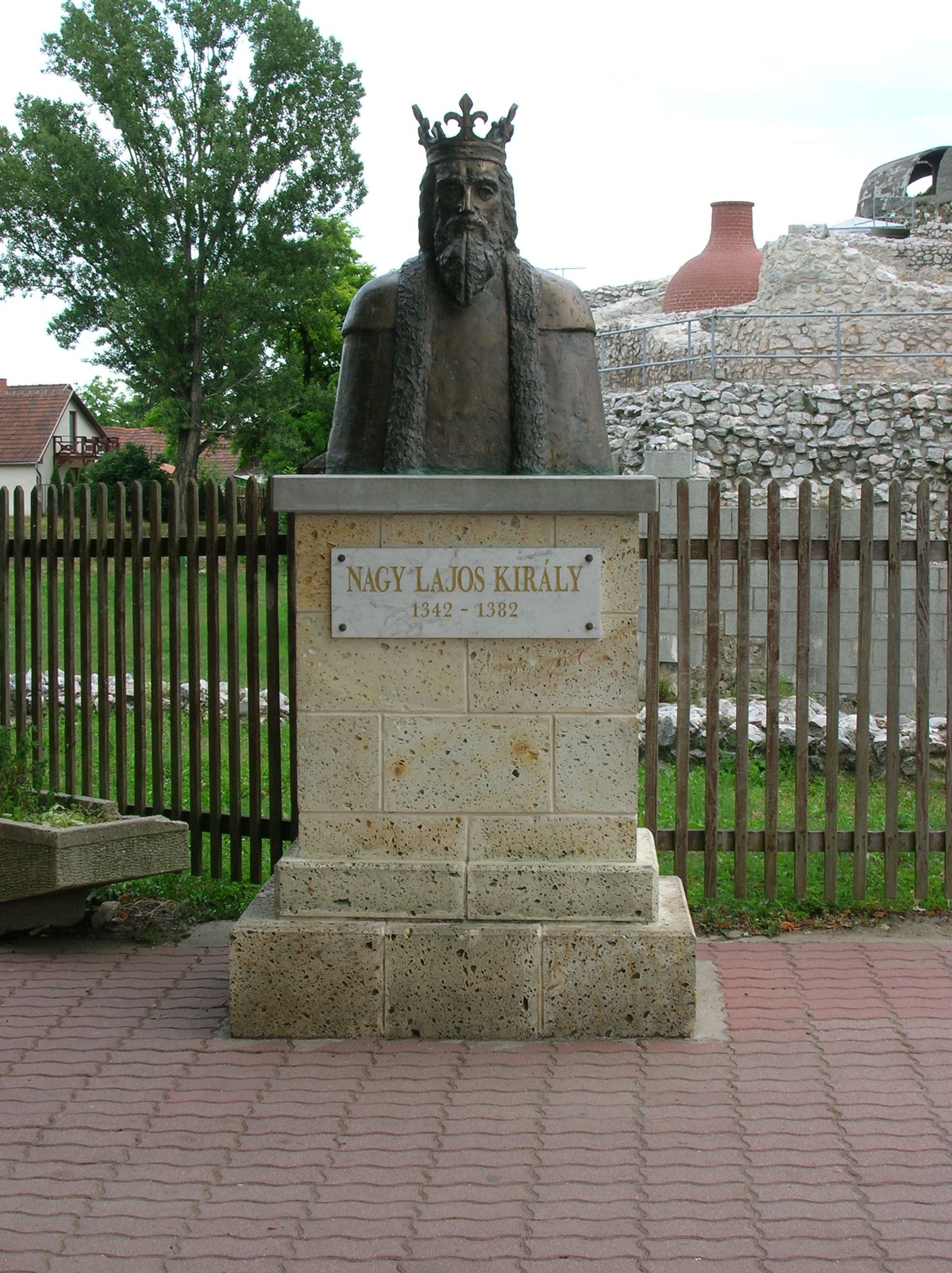http://upload.wikimedia.org/wikipedia/commons/2/2e/Diosgyor_king_louis_statue.jpg