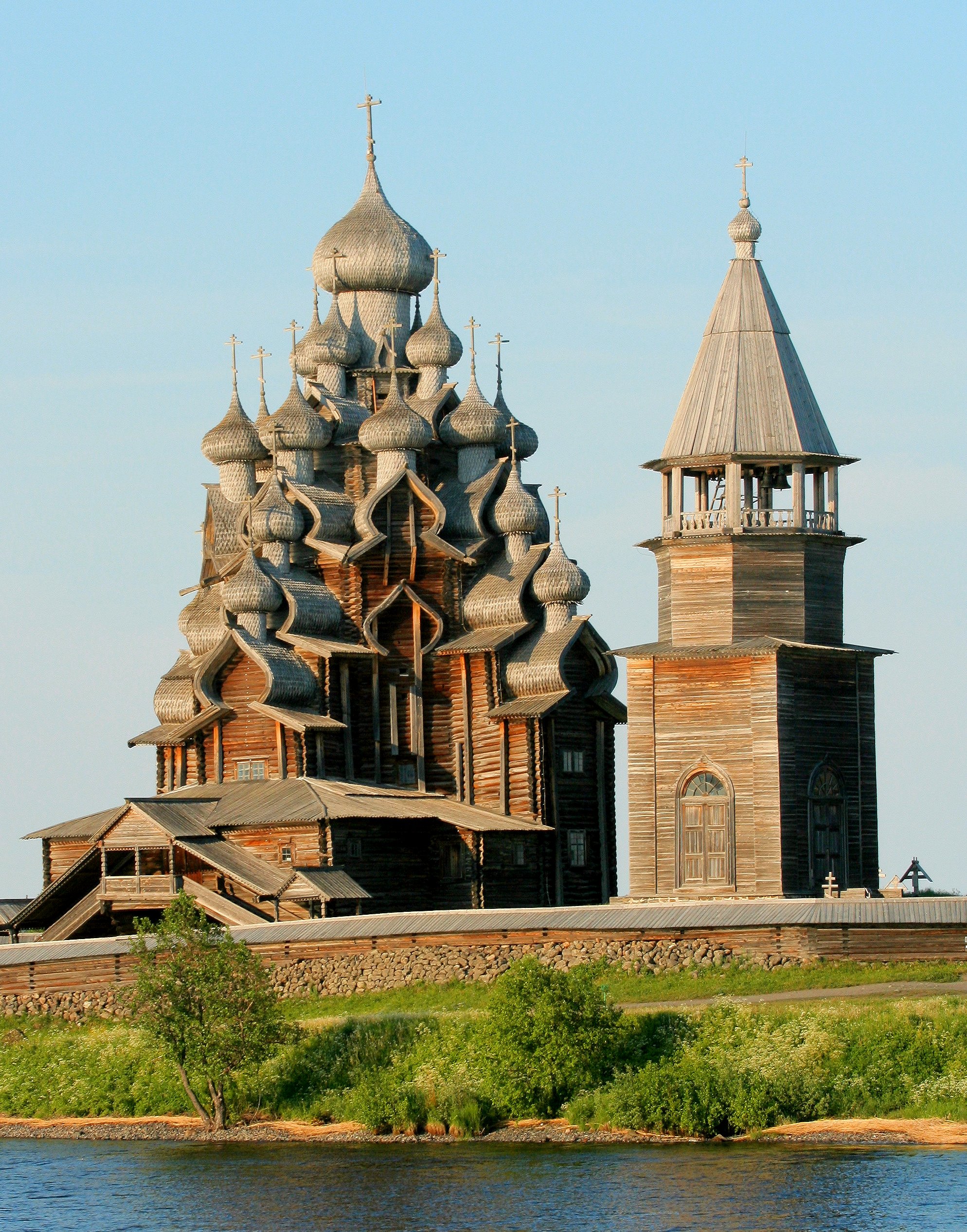 'Kizhi church 1' by User:MatthiasKabel (Own work) [GFDL (http://www.gnu.org/copyleft/fdl.html) or CC-BY-SA-3.0 (http://creativecommons.org/licenses/by-sa/3.0/)], via Wikimedia Commons