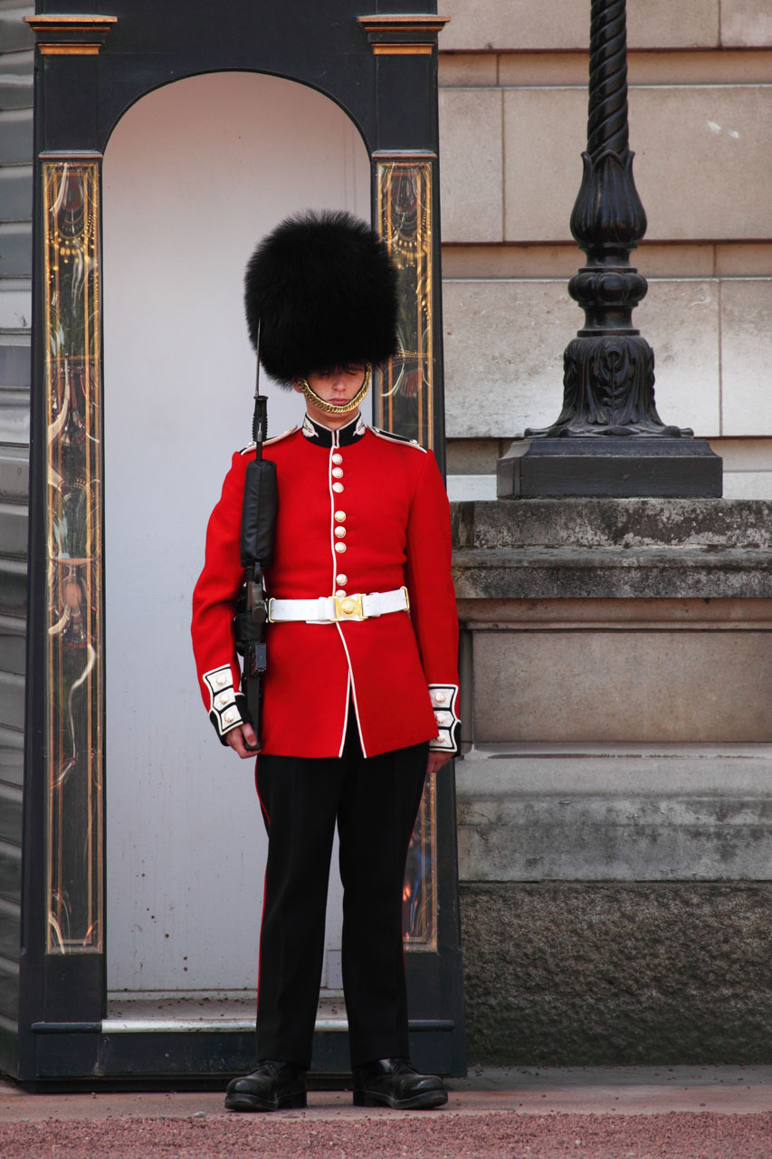 [Image: Buckingham-palace-guard-11279634947G5ru.jpg]