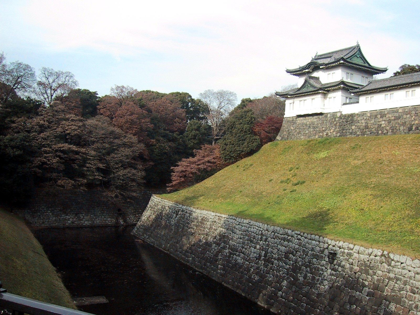 http://upload.wikimedia.org/wikipedia/commons/2/2f/Imperial_Palace_Tokyo_Fushimi_Yagura_Keep_2.JPG