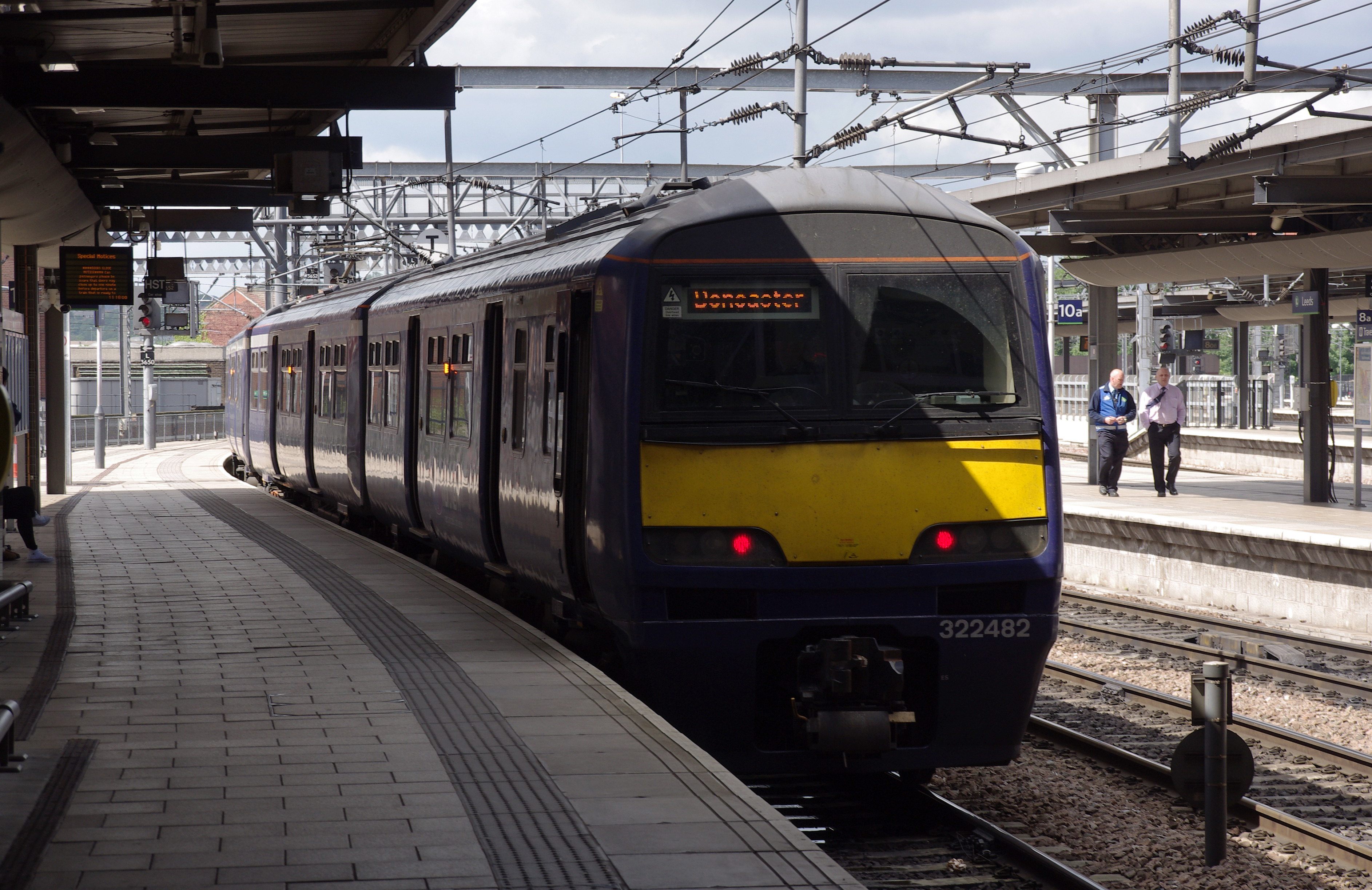 Leeds_railway_station_MMB_38_322482.jpg