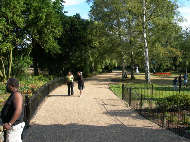 File:Path in Dulwich Park - geograph.org.uk - 203767.jpg