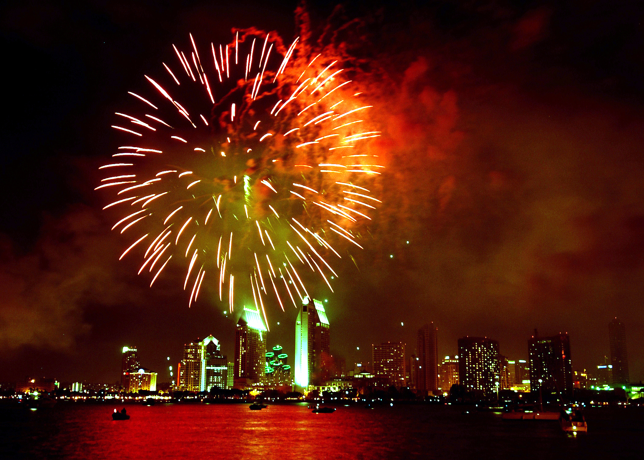 FileUS Navy 050704N9500T004 Fireworks light up the San Diego
