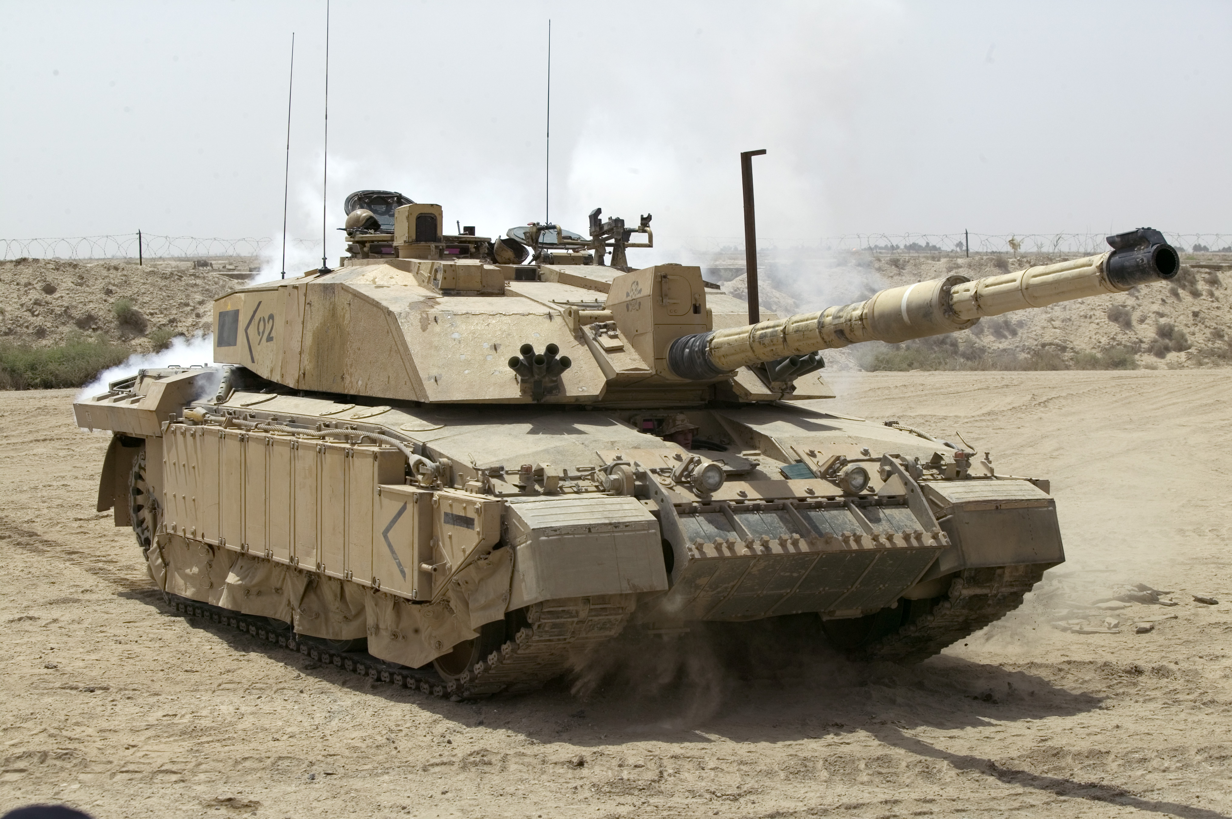 افضل دبابات قتال رئيسي في العالم Challenger_2_Main_Battle_Tank_patrolling_outside_Basra,_Iraq_MOD_45148325