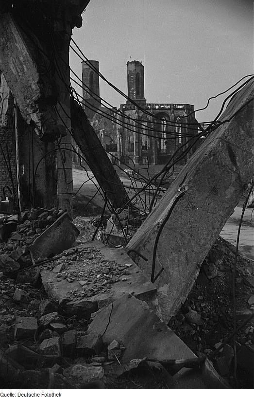 Blick auf die zerstörte Sophienkirche 1953