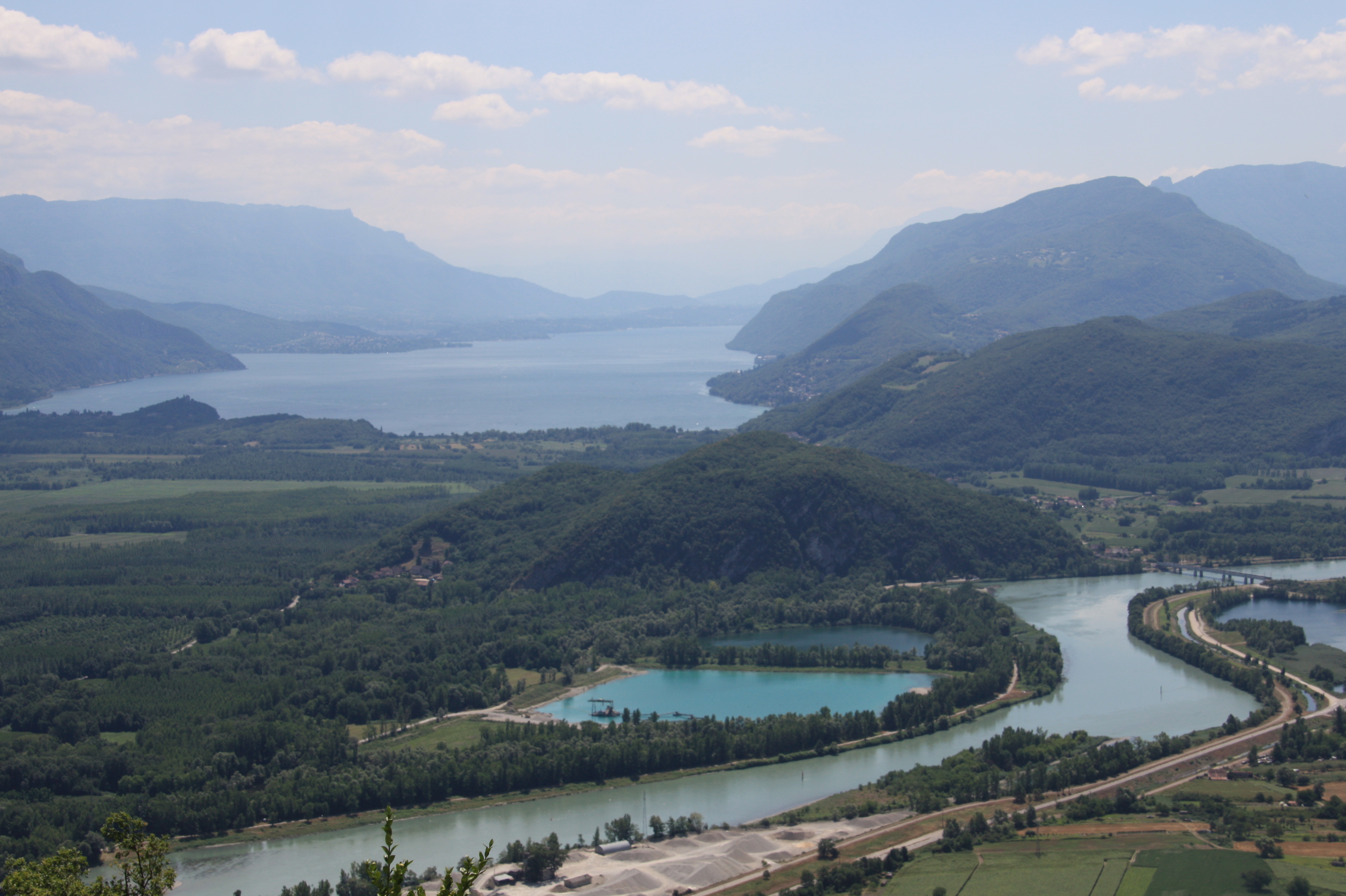 http://upload.wikimedia.org/wikipedia/commons/3/30/Vue_lac_bourget_colombier_1007.jpg