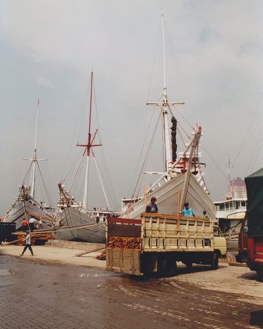 File:Boats in the port of Jakarta.jpg