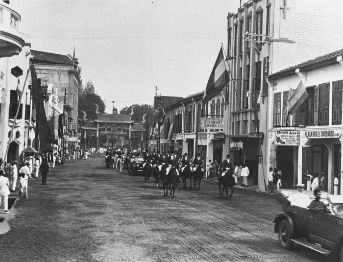 File:COLLECTIE TROPENMUSEUM De Kesawan tijdens het bezoek van