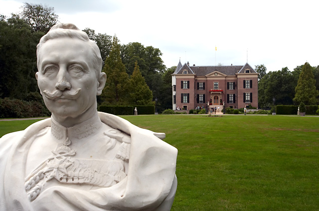 Il busto di Guglielmo II, l’ultimo kaiser, troneggia davanti al castello di Doorn