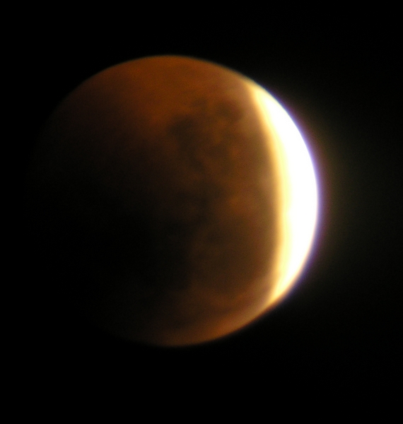 Berkas:Lunar Eclipse 2011-06-15 as seen from the Czech Republic 01.jpg