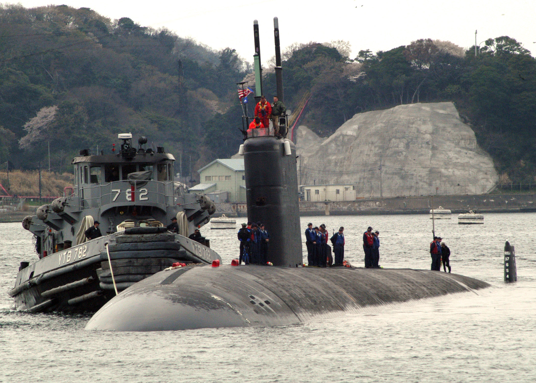 http://upload.wikimedia.org/wikipedia/commons/3/32/US_Navy_060330-N-4649C-016_A_harbor_pilot_assists_the_nuclear-powered_attack_submarine_USS_Tucson_(SSN_770)_as_it_arrives_at_Commander,_Fleet_Activities_Yokosuka,_Japan.jpg