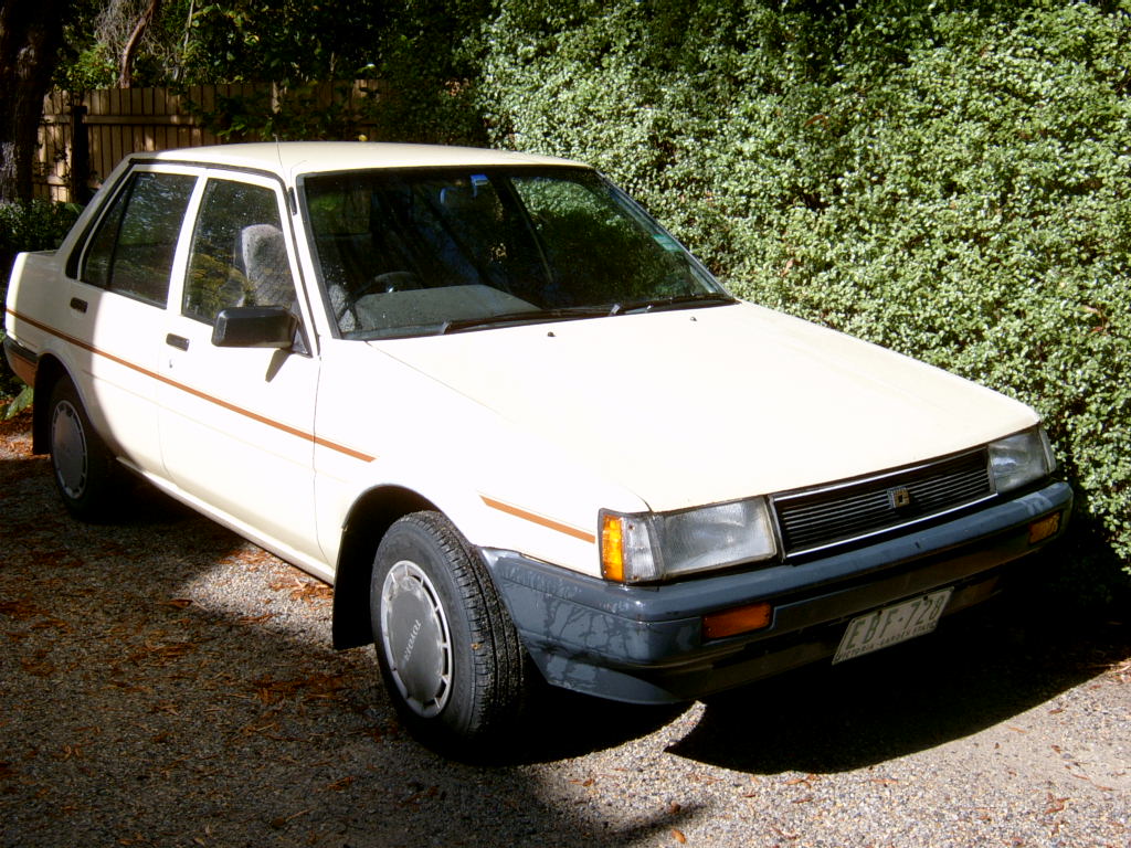 1985_Toyota_Corolla_%28AE80%29_sedan_01.jpg