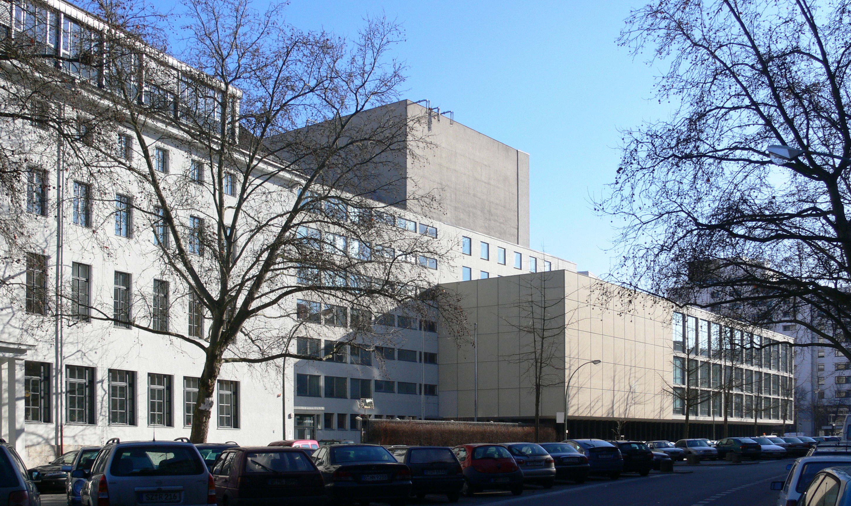 http://upload.wikimedia.org/wikipedia/commons/3/33/Deutsche_Oper_Berlin_2.jpg