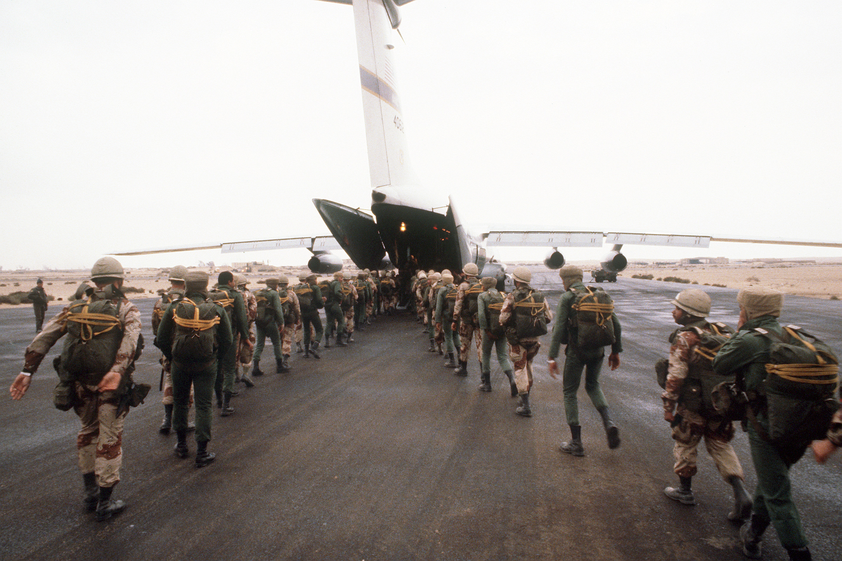 Bright Star مناورة النجم الساطع Egyptian_and_U.S._troops_board_a_C-141_Starlifter_aircraft_during_-Exercise_Bright_Star_'82_DF-ST-82-10034