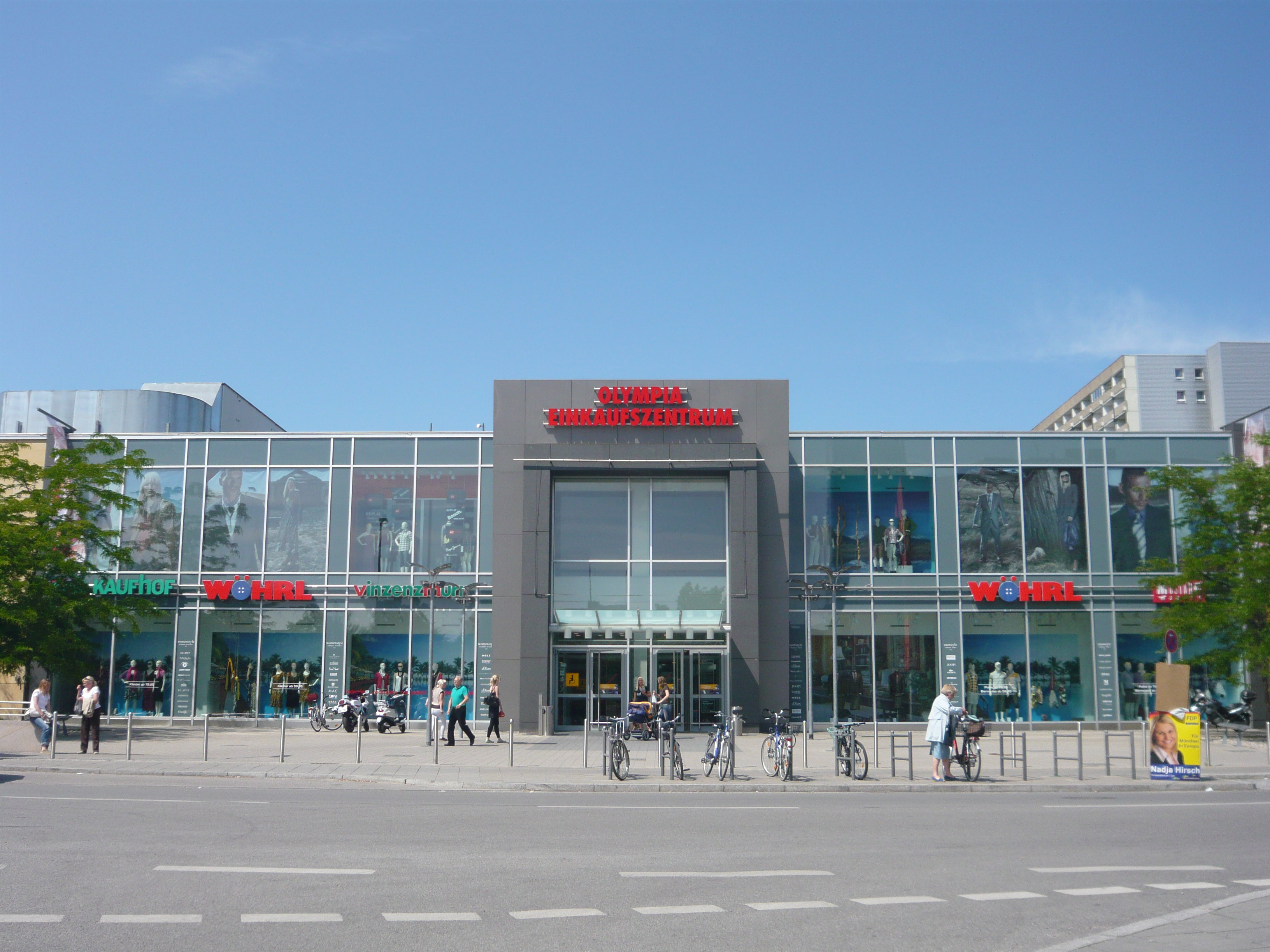 Die Mall Olympia-Einkaufszentrum,_München_–_Architekten_(Erweiterung,_Modernisierung_1994)_Hans_Baumgarten,_Curt_O._Schaller
