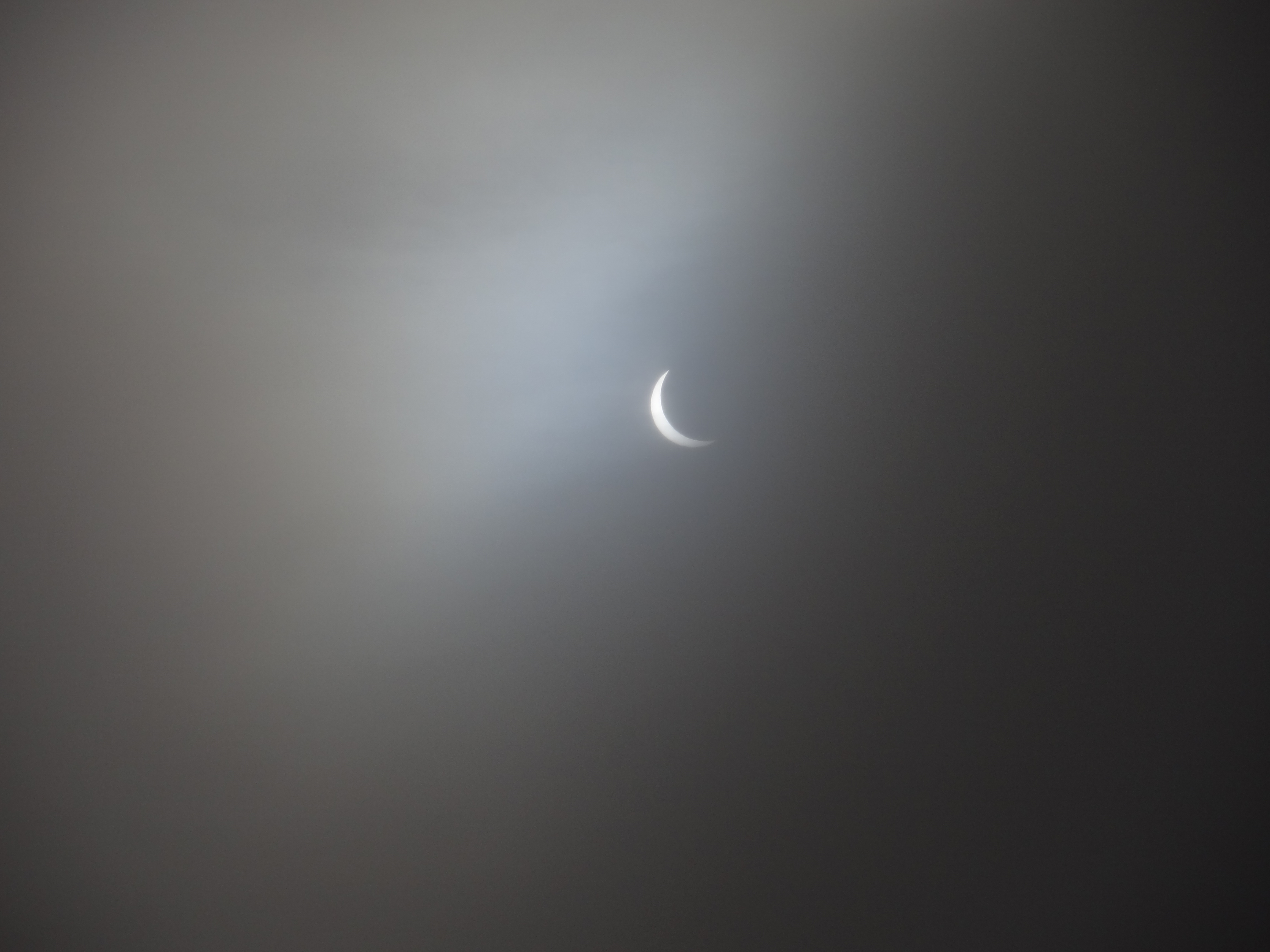 http://upload.wikimedia.org/wikipedia/commons/3/33/Solar_Eclipse_2015_-_Hjartdal%2C_Norway.JPG