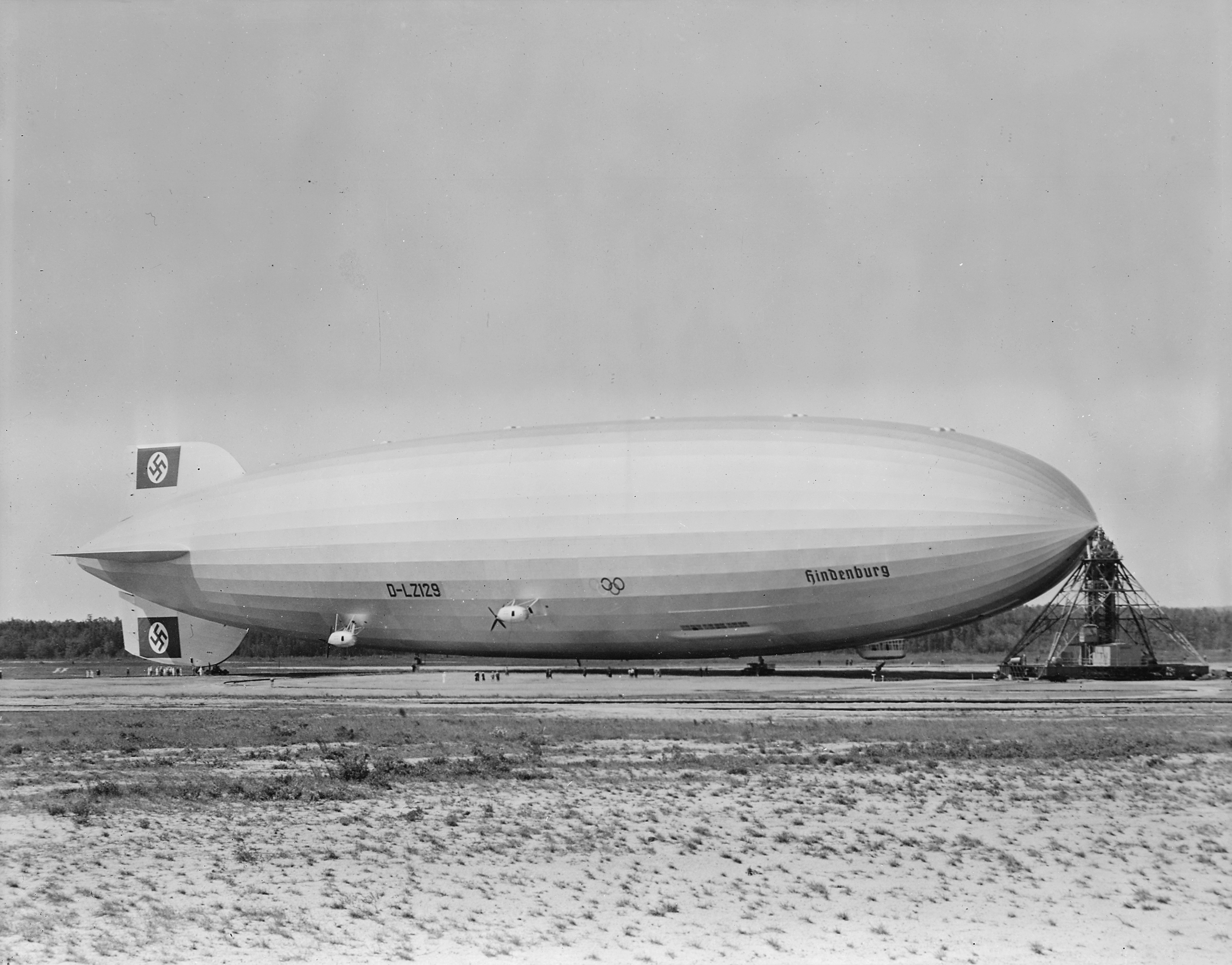 Ficheiro:Hindenburg at lakehurst.jpg