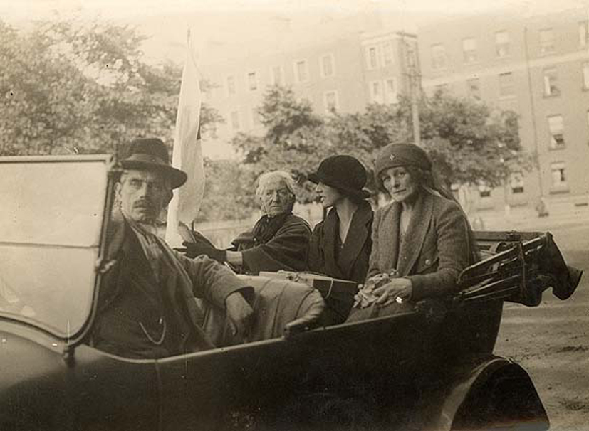 http://upload.wikimedia.org/wikipedia/commons/3/35/Maud_Gonne_on_relief_duty_in_Dublin_July_4,_1922.jpg